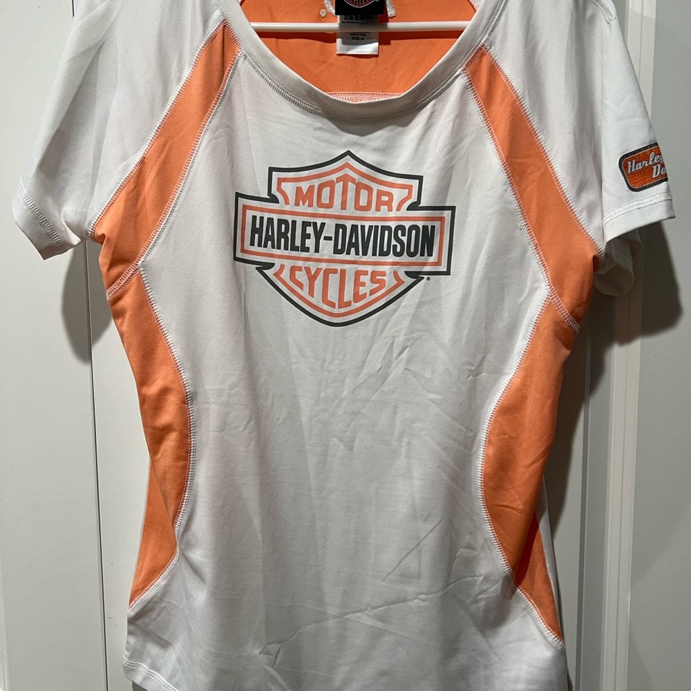 HARLEY DAVIDSON Athletic T-shirt in white and peach colors. Size Medium